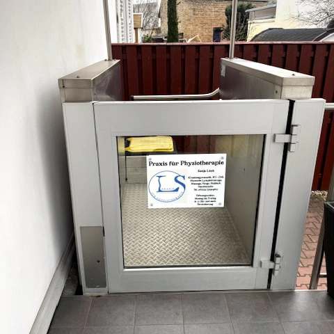 Behindertengerechter Aufzug für Rollstuhlfahrer