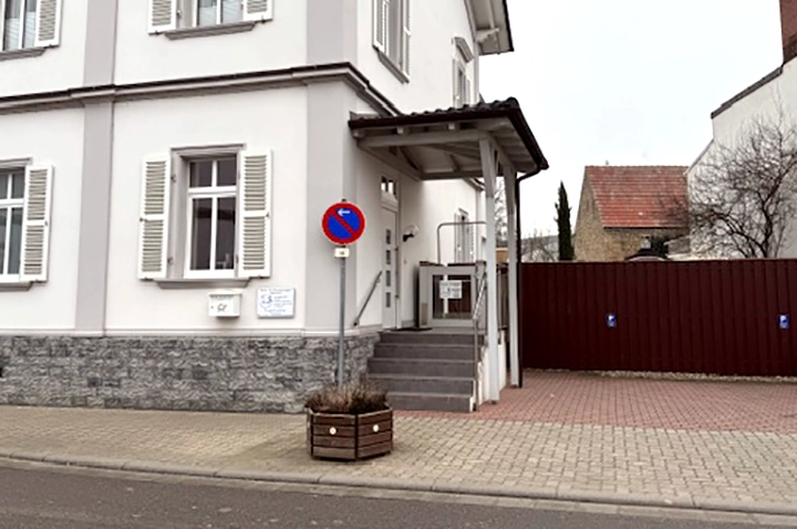 Praxisansicht von Außen mit Treppenaufstieg und behindertengerechten Aufzug ausgestattet